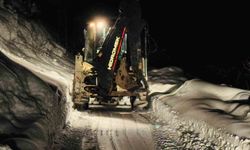 Kaymakam, karlı yollarda hasta kurtarma operasyonuna katıldı