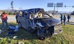 Kırmızı ışık ihlali yapan aracın çarptığı minibüs devrildi: 5 yaralı