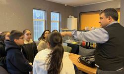 Kırşehir Vali Yardımcısı Balcı tost yaptı, öğrencilerin hesabını ödedi