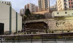 Kocaeli'de 10 metrelik istinat duvarı okul bahçesine devrildi