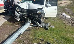 Kocaeli'de elektrik direğine çarpan otomobilin sürücüsü ağır yaralandı