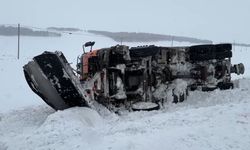 Kontrolden çıkan kar küreme aracı devrildi