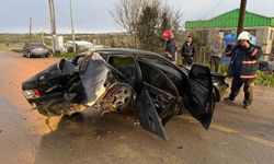 Köpeğe çarpmamak için direksiyon kırdı: Duvara çarparak durabildi