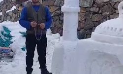 Köyüne kardan cami yaptı