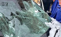 Kurtalan'da çatıdan düşen kar kütlesi aracı kullanılamaz hale getirdi