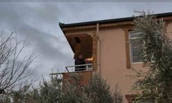 Lodosun etkisiyle alevler komşu binaya sıçradı: Balkondaki alevli eşyaları aşağı attı