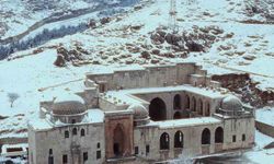 Mardin'de Kasımiye Medresesi'nin kar altındaki manzarası dronla görüntülendi