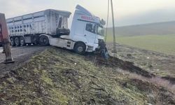 Mardin'de kontrolden çıkan tır yol kenarına savruldu
