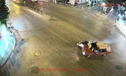 Motosikletli kaputa yapıştı, otomobil motosikletlinin üstünden geçti