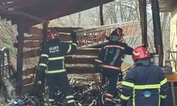 Muhtemel faciayı itfaiye önledi: Odunluktaki yangın eve sıçramadan söndürüldü