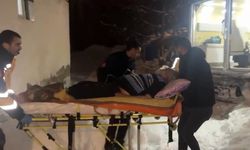 Nefes darlığı yaşayan hasta karla kaplı köyden paletli ambulansla kurtarıldı