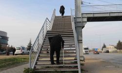 Ortasından çevre yolu geçen mahallede yaşlılar ve engelliler yolun karşı tarafına geçemiyor