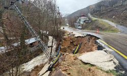 Osmaniye'de şiddetli yağışla birlikte yolda göçük yaşandı