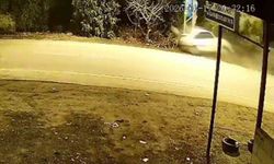 Otomobilin elektrik direğine saplandığı kaza kamerada