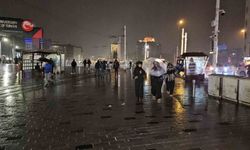 Sağanak yağışın etkili olduğu Taksim'de şimşekler geceyi aydınlattı