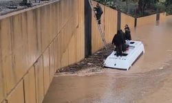 Sağanak yağmura servis aracında yakalananlar merdivenle kurtarıldı