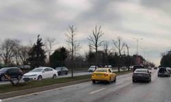 Sarıyer'de kontrolden çıkan otomobil karşı şeritteki araçla çarpıştı: Kaza anı kamerada