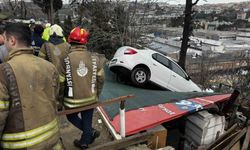 Sarıyer'de vitesi karıştırdı, otomobil kamelyanın üzerine uçtu