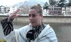 Selfie yapan çifte soğuk şok: Tentedeki karlar üstlerine döküldü