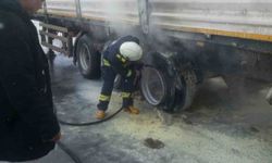 Seyir halindeki tırın lastikleri yandı