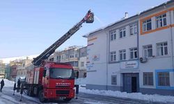 Siirt'te cadde, sokak ve okulların çatısındaki kar kütlesi itfaiye tarafından temizleniyor