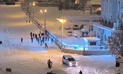 Siirt'te çocuklar kartoplarını karakola attı, polisler karşılık verince renkli görüntüler oluştu