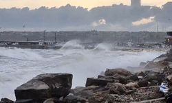 Silivri Sahilinde lodos alarmı: Dev dalgalar kıyıyı dövdü