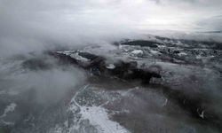 Sislerin ardında kalan kar manzarası kenedine hayran bıraktı
