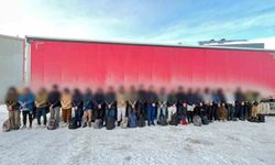 Sivas'ta tır dorsesine gizlenen 25 kaçak göçmen yakalandı