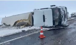 Siverek-Şanlıurfa kara yolunda tır devrildi: Ulaşım tek şeritten sağlanıyor