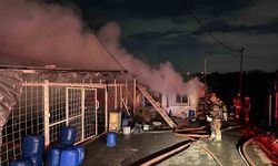 Sultangazi'de iki iş yeri alev alev yandı