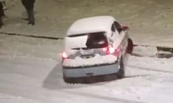 Sultangazi'de kar yağışı kazalara neden oldu: Caddeler buz pistine döndü