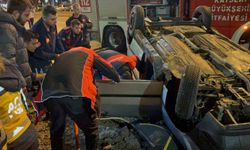 Takla atan otomobilde sıkışan arkadaşının başından ayrılmadı