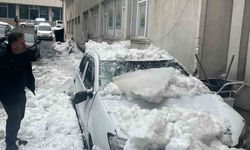 Tatvan'da çatıdan düşen kar otomobili kullanılamaz hale getirdi