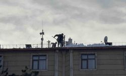 Tatvan'da çatılardaki kar ve buz kütleleri tehlike saçıyor