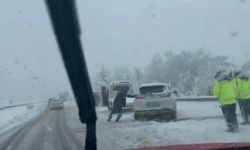 TEM Otoyolu Bolu geçişinde yoğun kar esareti: Yolda kalan araçlar trafiği aksatıyor