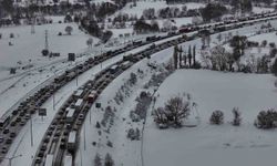 TEM Otoyolu'nun Bolu geçişinde trafik felç: Ankara ve İstanbul yönünde trafik durdu