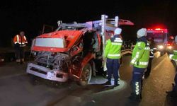 TEM'de vinç destekli kurtarma: Taşıdığı araçla çarptığı tır arasında sıkıştı