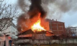 Tokat'ta iki katlı evde yangın çıktı, ekiplerin müdahalesi sürüyor