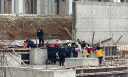 Tonlarca betonun altında kaldılar: 1 işçi öldü, 2'si sağ kurtarıldı