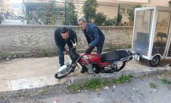 Trafik polisini görünce motosikleti bırakıp kaçtı