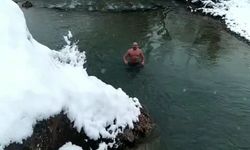 Tunceli'de sıra dışı anlar: Aynı vadide su samurları ve buz gibi suda yüzen gençler dikkat çekti