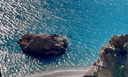 Türkiye kar tatilindeyken Antalya'da öğrenciler deniz keyfi yaptı