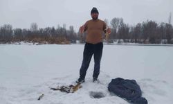 Türkiye'nin en uzun nehri dondu, üzerinde eskimo usülü balık avladılar