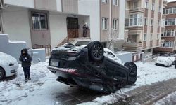 Ümraniye'de kontrolden çıkan otomobil takla attı: 3 yaralı