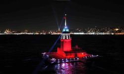 Üsküdar Kız Kulesi'nde yılbaşına özel ışık şovu mest etti