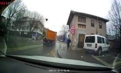 Üsküdar'da hafriyat kamyonunun açılan damper kapağı yayaya ve araçlara çarptı