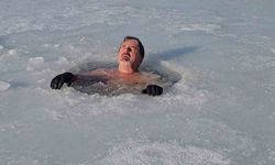 Üzerinde çökertme oynadığı, buzu kesip suya girdi