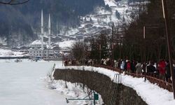 Uzungöl'ün çevresinde binlerce kişi horon halkası oluşturdu