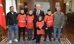 Vali Şimşek, kardan 'Kız Kulesi' yapan amca ve yeğenleri makamında ağırladı